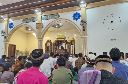 Masyarakat Jorong Nagari, Nagari Sungai Batang, Agam melaksanakan salat Idulfitri hari ini.(foto: fitri/halloriau.com)