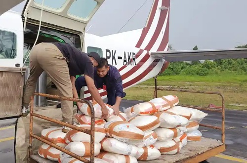 Tim penyemaian OMC di Dumai.(foto: tribunpekanbaru.com)