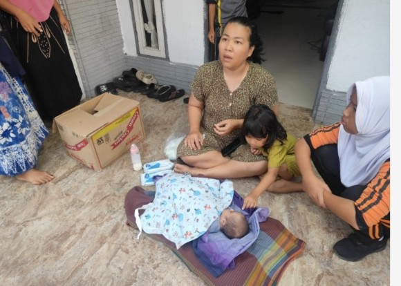 Penemuan bayi dalam kardus gegerkan warga Jalan Rajawali, Pekanbaru (foto/rri)
