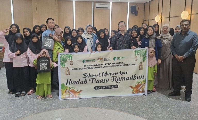 Konsulat Malaysia bersama MMC Melaka dan Regency Specialist Hospital Johor Bukber bersama anak Panti Asuhan Fajar Harapan di Pekanbaru (foto/riki)