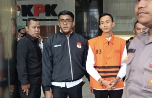 Marjani, ajudan Gubernur Riau nonaktif, Abdul Wahid jadi tersangka usai diperiksa (foto/Rmol)