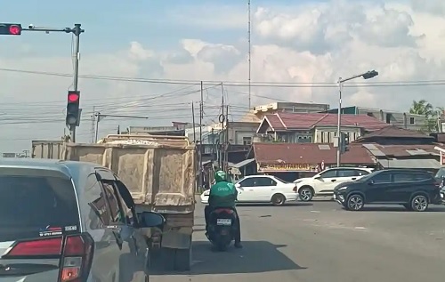 Kondisi simpang panam Pekanbaru padat sejak libur Nataru 2026.(foto: tribunpekanbaru.com)