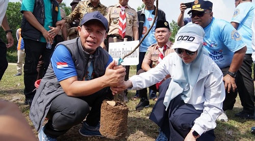 Walikota Pekanbaru, Agung Nugroho saat melakukan penanaman pohon.(foto: int)