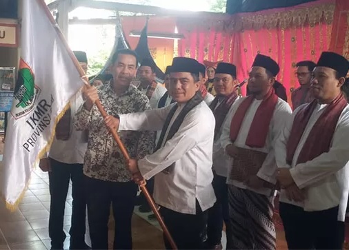 Ketua Umum IKMRK Periode 2022–2025, Refnil Dodi menyerahkan bendera pataka kepada Budhi Firmansyah Sutan Mudo sebagai Ketua Umum terpilih yang baru di lobby Foodcord Town site 1 Riau Kompleks PT RAPP,