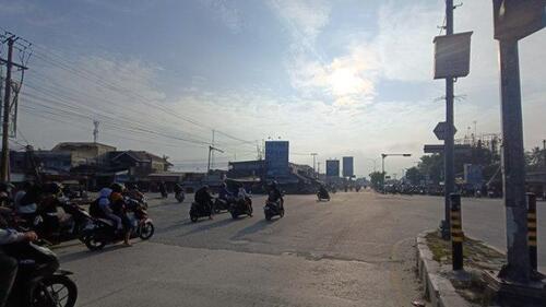 Arus lalulintas di Simpang Panam, Pekanbaru beberapa waktu lalu. (Foto: Tribunpekanbaru.com/Syaiful Misgiono)