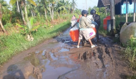 Kondisi jalan penghubung Desa Sungai Luar - Desa Simpang Tiga (foto/Ayendra)
