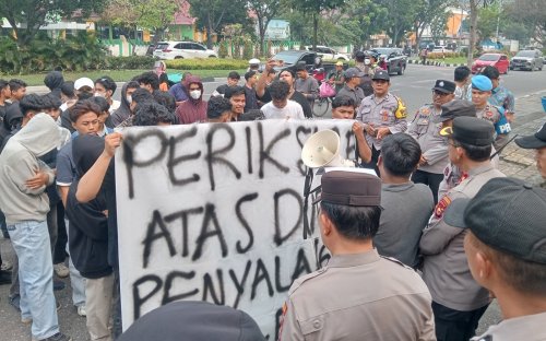 Massa unjuk rasa di depan DPRD Pekanbaru.(foto: mimi/halloriau.com)