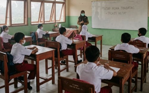 Disdikbud Pelalawan tetapkan tatap muka terbatas akibat kabut asap.(ilustrasi/gemini AI/halloriau.com)
