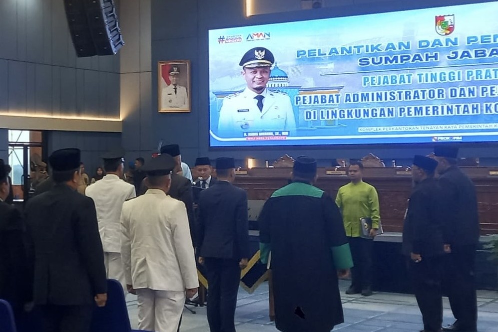Walikota Pekanbaru, Agung Nugroho melantik puluhan pejabat (foto/Tata)