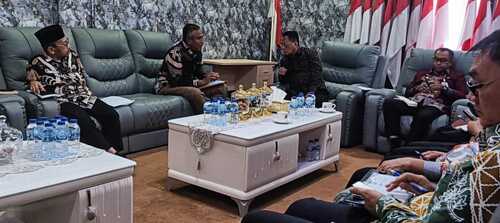 Bupati Rohil Bistamam, mengeluarkan sepuluh arahan strategis kepada jajaran pemda untuk merespons dan mencegah meluasnya karhutla. (Foto: Afrizal)