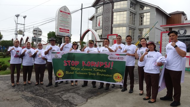 Kajari Dumai, Pri Wijeksono didampingi jajarannya, memimpin sosialisasi anti korupsi di depan Kantor Kejaksaan Negeri Dumai baru-baru ini (foto/bambang)