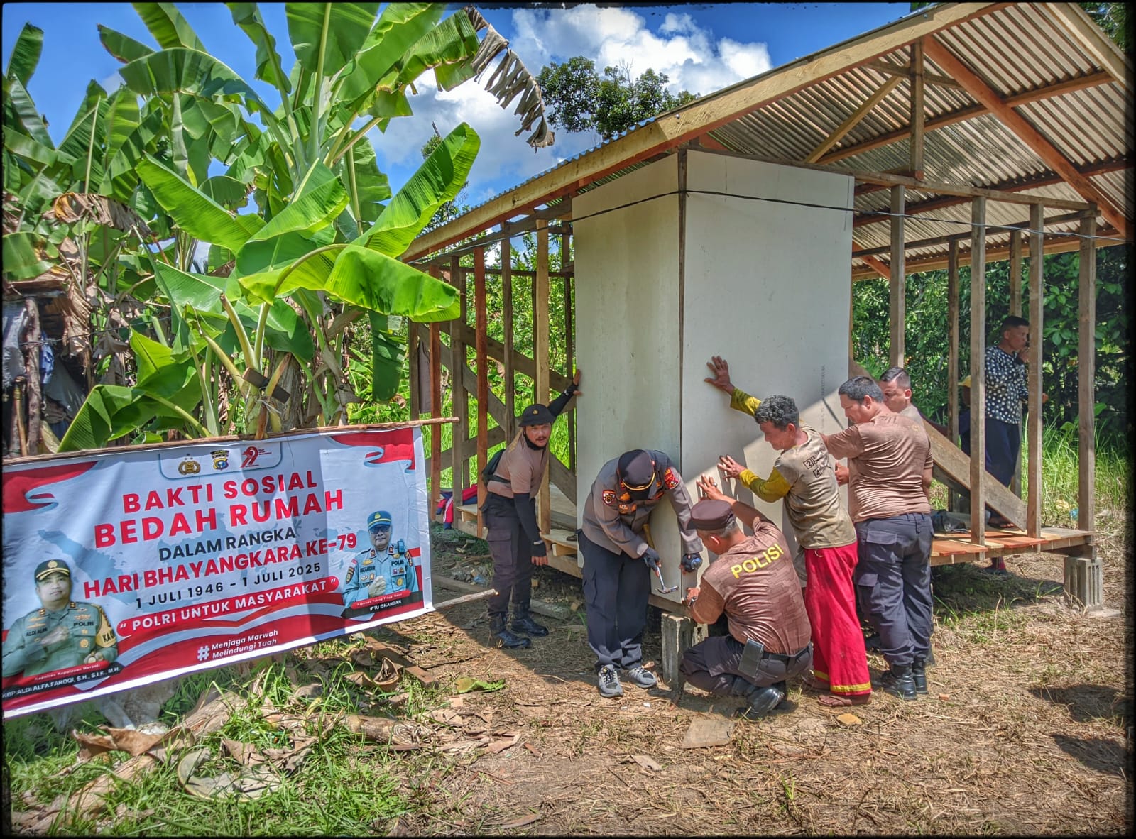 Kapolsek Tebingtinggi Barat, IPTU Iskandar Nopianto memimpin langsung pembangunan rumah warga dalam rangka memperingati hari Bhayangkara