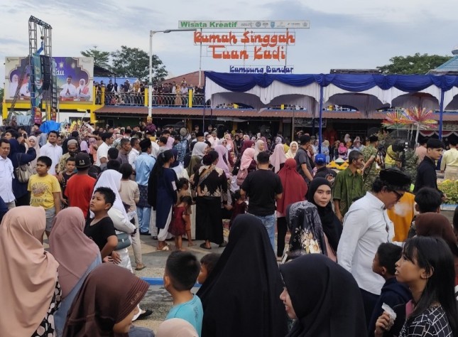 Antusias sambut Ramadan, ribuan warga serbu Tepian Sungai Siak (foto/Angga)