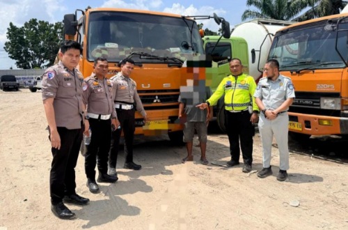 Satlantas Polres Kampar amankan sopir truk pelaku tabrak lari.(foto: mcr)