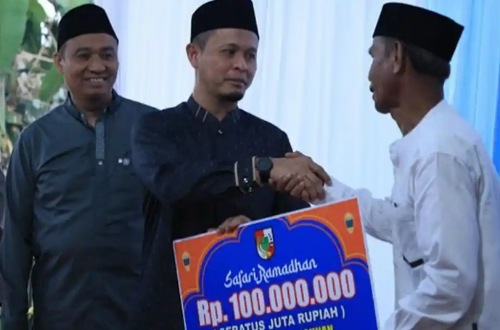 Walikota Pekanbaru, Agung Nugroho dan Wakil Walikota Pekanbaru, Markarius Anwar dalam safari ramadan.(foto: tribunpekanbaru.com)