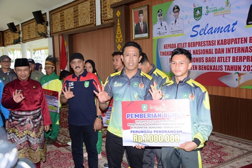 Ketua KONI Bengkalis Darma Firdaus saat menyerahkan bonus atlet (foto/int)