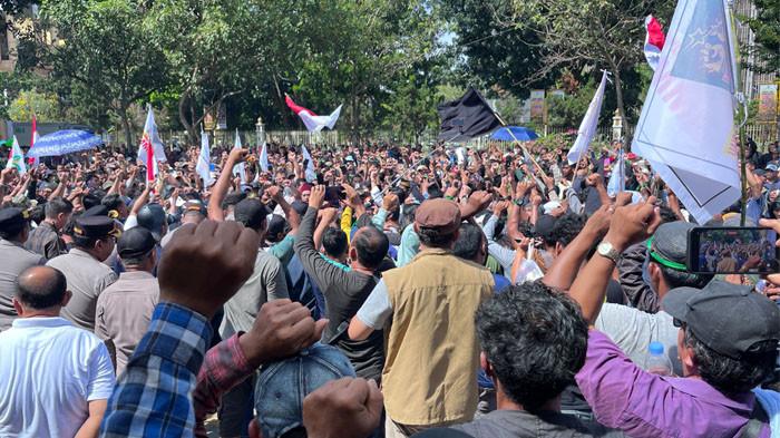 Demonstran desak Satgas PKH menghentikan penertiban di TNTN (foto/tribun)
 