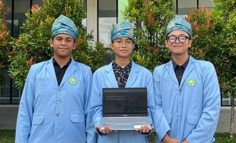 Tim PKM-RE Unri 2025 mengembangkan aspal karet alam emulsi sebagai pelapis anti bocor (foto/ist)