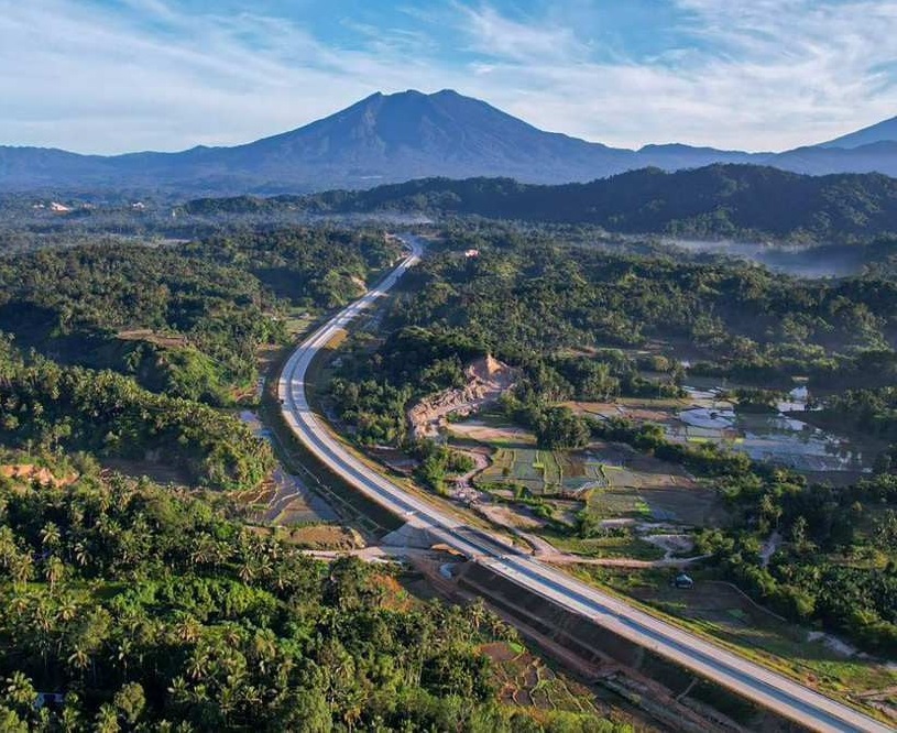 Keindahan pemandangan alam di jalan Tol Padang - Sicincin yang berada di wilayah Kabupaten Padang Pariaman, Sumatra Barat.