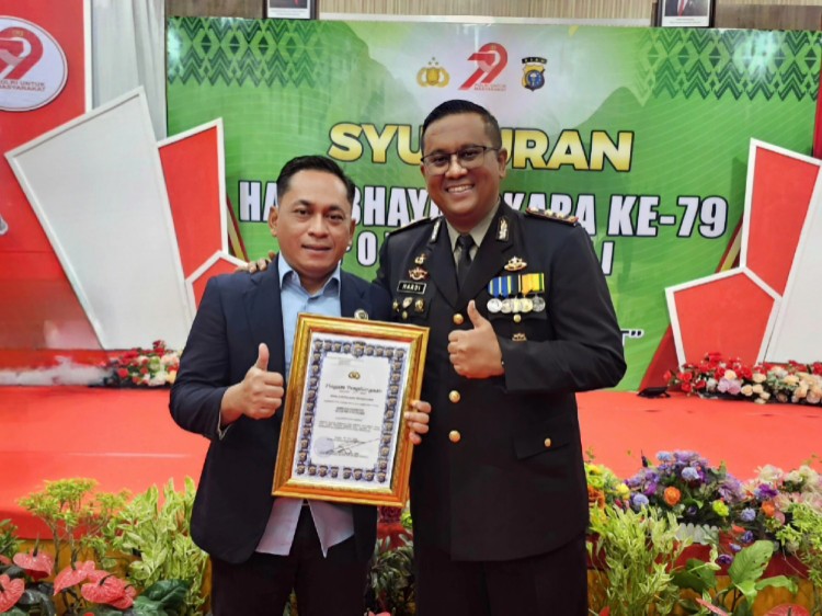 PWI Dumai Bambang Prayetno menerima sertifikat penghargaan dari Kapolres Dumai AKBP Hardi Dinata di HUT Bhayangkara ke-79 (foto/ist)