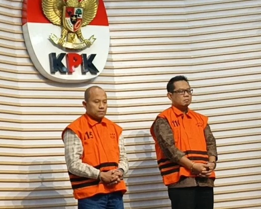 KPK mengumumkan sekaligus menahan dua tersangka kasus dugaan korupsi terkait kasus proyek fiktif di lingkungan PT. Pembangunan Perumahan (PP). 
