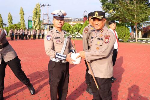 Kapolres Rokan Hilir AKBP Isa Imam Syahroni memberikan hadiah bibit pohon kepada personel yang berulang tahun. (Foto: Afrizal)