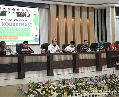 Bupati Inhu, Ade Agus Hartanto, menghadiri rakor penanggulangan karhutla bersama Forkopimda setempat, baru-baru ini.