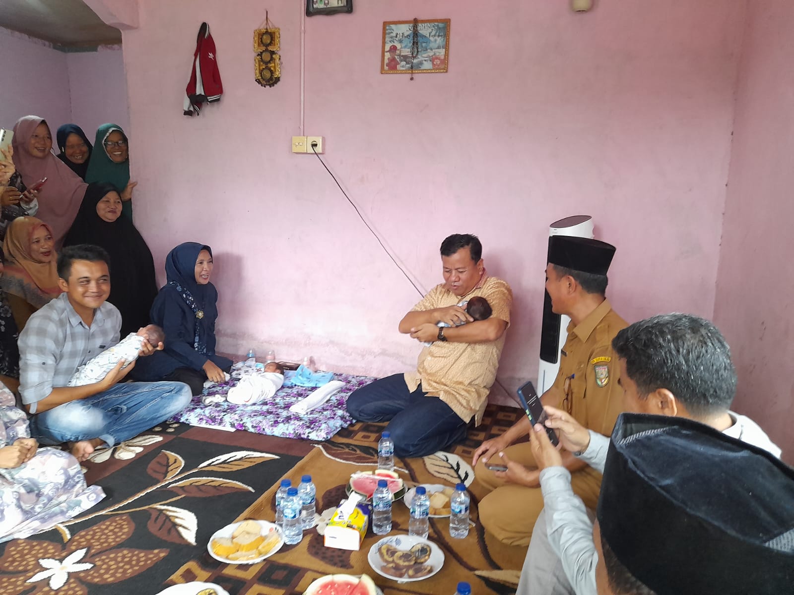 Bupati Suhardiman Amby menjenguk bayi kembar empat di Desa Seberang Taluk Hilir (foto/Ultra)