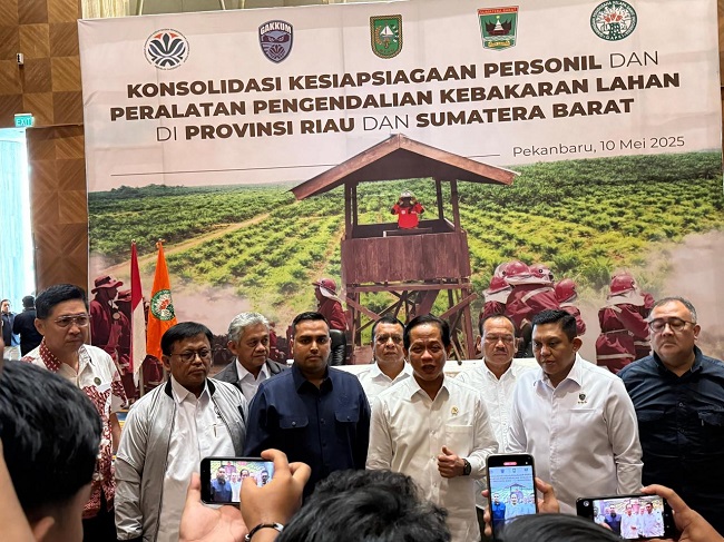 Menteri LH didampingi Sekjen GAPKI Pusat saat Konsolidasi Kesiapsiagaan Personel dan Peralatan Pengendalian Kebakaran Hutan di Riau dan Sumbar di Pekanbaru, Sabtu (10/5/2025).