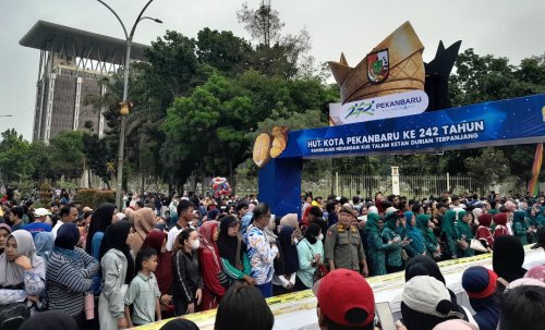 Kue talam sepanjang 1 Km dalam rangka HUT ke-242 Pekanbaru dibanjiri warga.(foto: mcr)