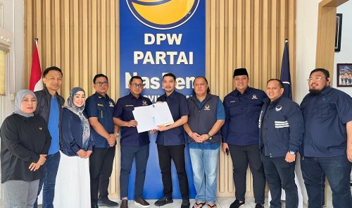 Penyerahan SK Munawar Syahputra sebagai Ketua DPD NasDem Kota Pekanbaru.(foto: mimi/halloriau.com)