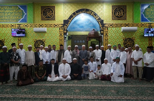 Wabup Pelalawan, Husni Thamri bersama masyarakat saat GSSB di Masjid Ar Raudhoh, Pangkalan Kerinci.(foto: andi/halloriau.com)