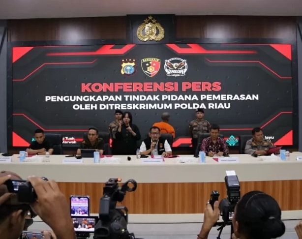 Ditreskrimum Polda Riau menangkap pelaku pemerasan terhadap perusahaan sebesar Rp5 miliar di Pekanbaru.