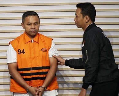 Gubernur Riau nonaktif, Abdul Wahid mengenakan rompi orange saat ditahan KPK usai terjaring OTT Dinas PUPR Riau.(foto: int)