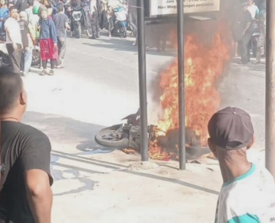 Motor penjambret yang tewaskan pegawai bank di Pekanbaru dibakar massa (foto/ist).
