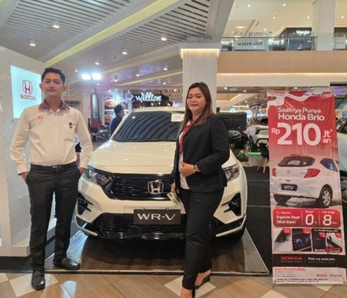 Pameran mobil Honda di Living World Pekanbaru. 