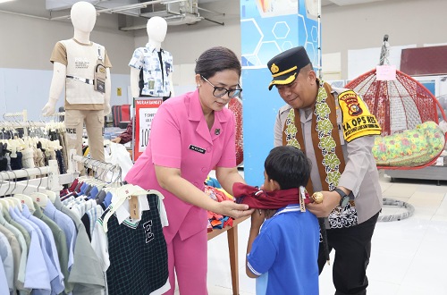 Kapolres Pelalawan ajak 150 anak yatim belanja baju lebaran.(foto: andi/halloriau.com)