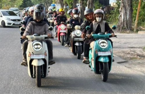 Kegiatan city rolling Riscoc jadi momen romantis dalam kegiatan Honda Scoopy Couple Ride.(foto: barkah/halloriau.com)