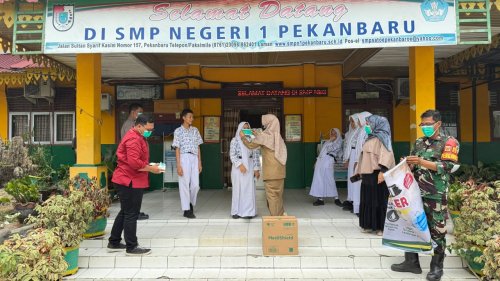 PT Arara Abadi bagikan masker ke siswa siswi SD dan SMP di Pekanbaru.(foto: istimewa)