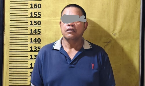 Tersangka JMS saat diamankan di Mapolsek Pangkalan Kuras.(foto: andi/halloriau.com)