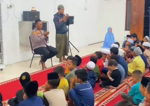Ipda Jimmi pendiri Pondok Tahsin Baitul Ihsan Pekanbaru bersama-anak-anak yang diajarkan mengaji (foto/riki)