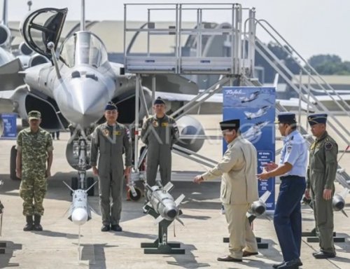 Presiden Prabowo Subianto (ketiga kanan) didampingi Kepala Staf Angkatan Udara (Kasau) Marsekal TNI Mohamad Tonny Harjono (kedua kanan) meninjau Smart Weapon Hammer dan Missile Meteor saat serah terima alat utama sistem persenjataan (alutsista) dari Pemerintah kepada TNI di Lanud Halim Perdanakusuma, Jakarta, Senin (18/5/2026).