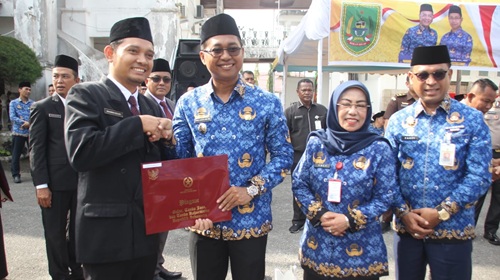 Wabup Rohil, Jhony Charles didampingi Sekda Fauzi dan Kaban BKPSDM Yulisma menyerahkan Satya Lencana Kepada ASN (foto/int)