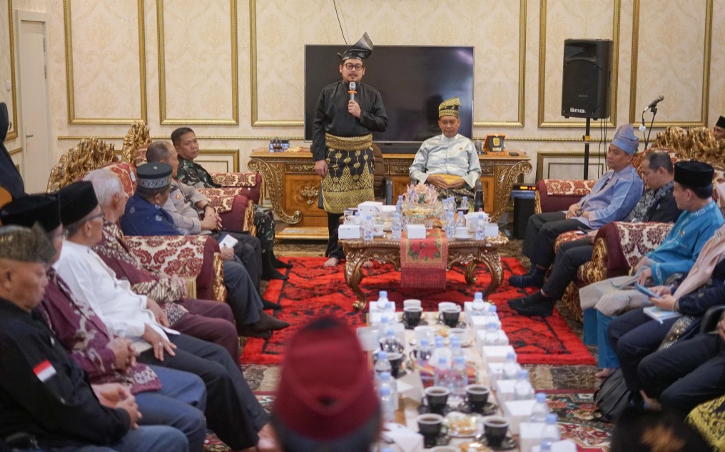 Ketua Umum MKA LAMR Pekanbaru, Datuk Seri Rizky Bagus Oka silaturahmi dengan pimpinan daerah (foto/Mimi)