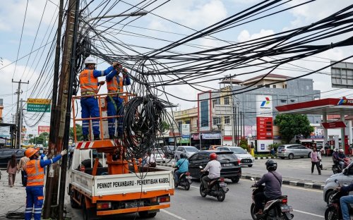 Penertiban kabel FO semrawut di Kota Pekanbaru.(ilustrasi/AI/halloriau.com)