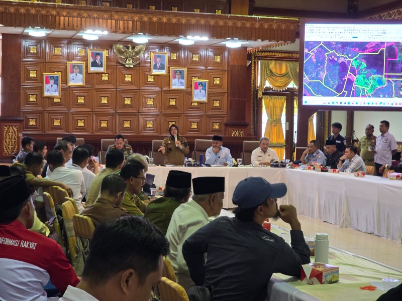 Bupati Siak Afni siap diperiksa sebagai saksi oleh aparat dalam kasus konflik masyarakat Dumang dengan perusaan (foto/diana)