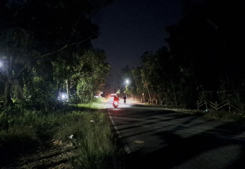  Jalan Yos Sudarso ujung menuju Simpang Palas Rumbai gelap dan berlubang (foto/riki)
