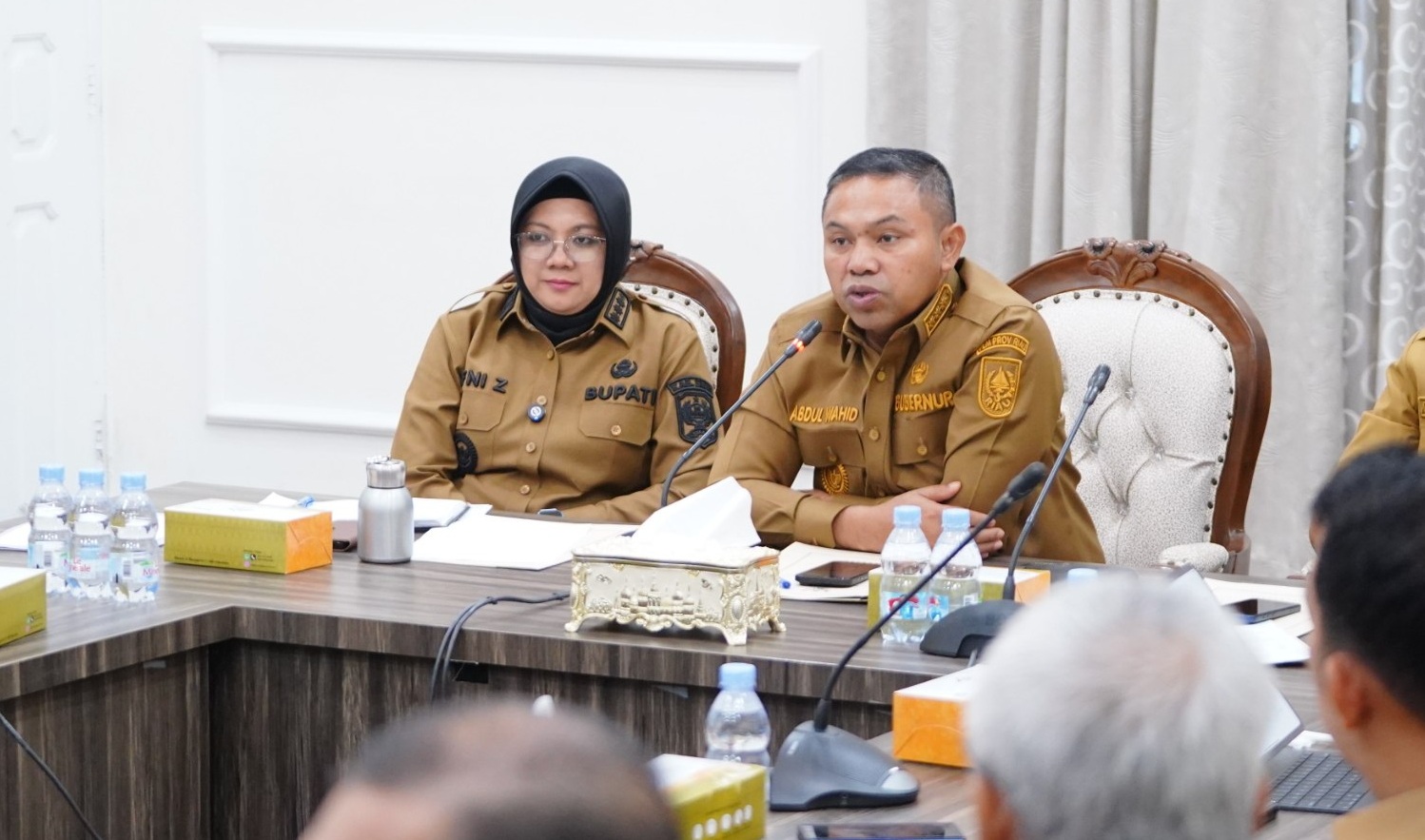Bupati Siak Afni Zulkifli saat rapat bersama Gubernur Abdul Wahid sebelum kena OTT KPK (foto/ist)