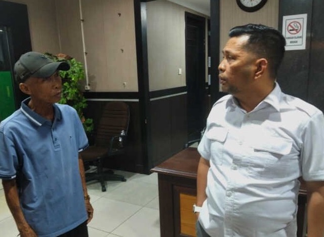 Ketua RW 15, Kelurahan Tangkerang Tengah, Kecamatan Marpoyan Damai Zakaria (kiri) bertemu dengan Wakil Ketua DPRD Pekanbaru T Azwendi, Rabu (1/10/2025).
