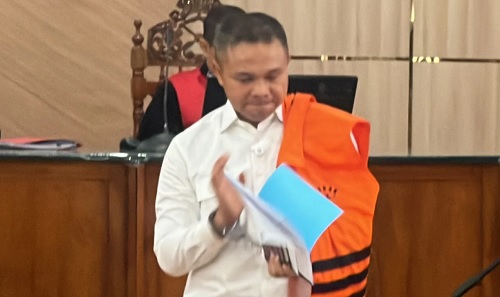 Terdakwa Gubernur Riau nonaktif Abdul Wahid saat menjalani sidang.(foto: int)